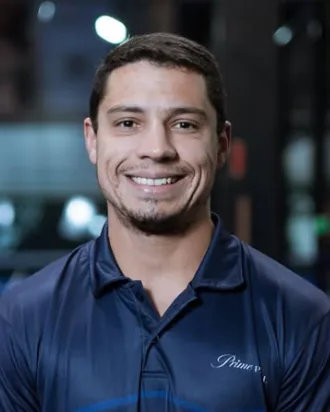 Professor Dorotóvio R. Couto, sorrindo, com a camisa da Prime Padel.